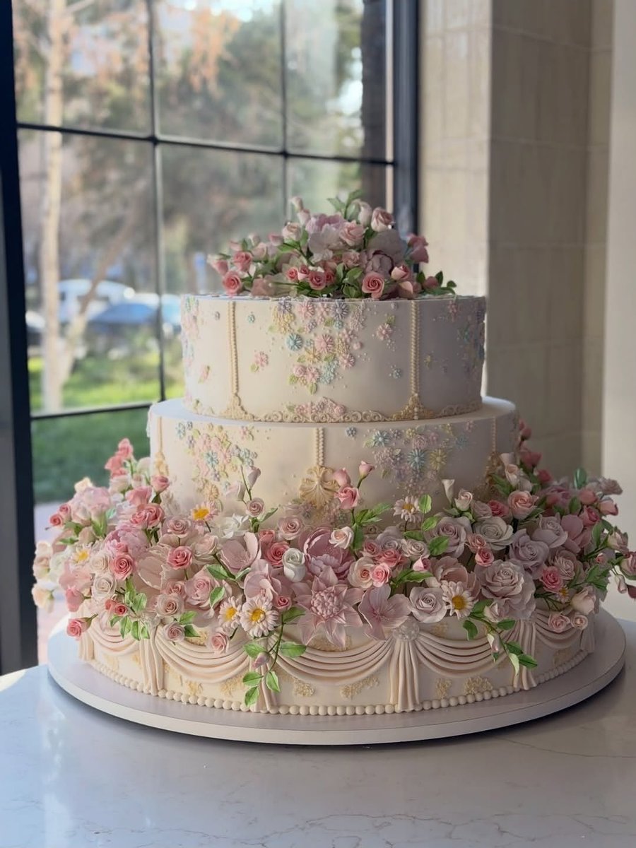insperarise's tweet photo. floral tiered cake 🎂 https://t.co/1eUpVVB3iH