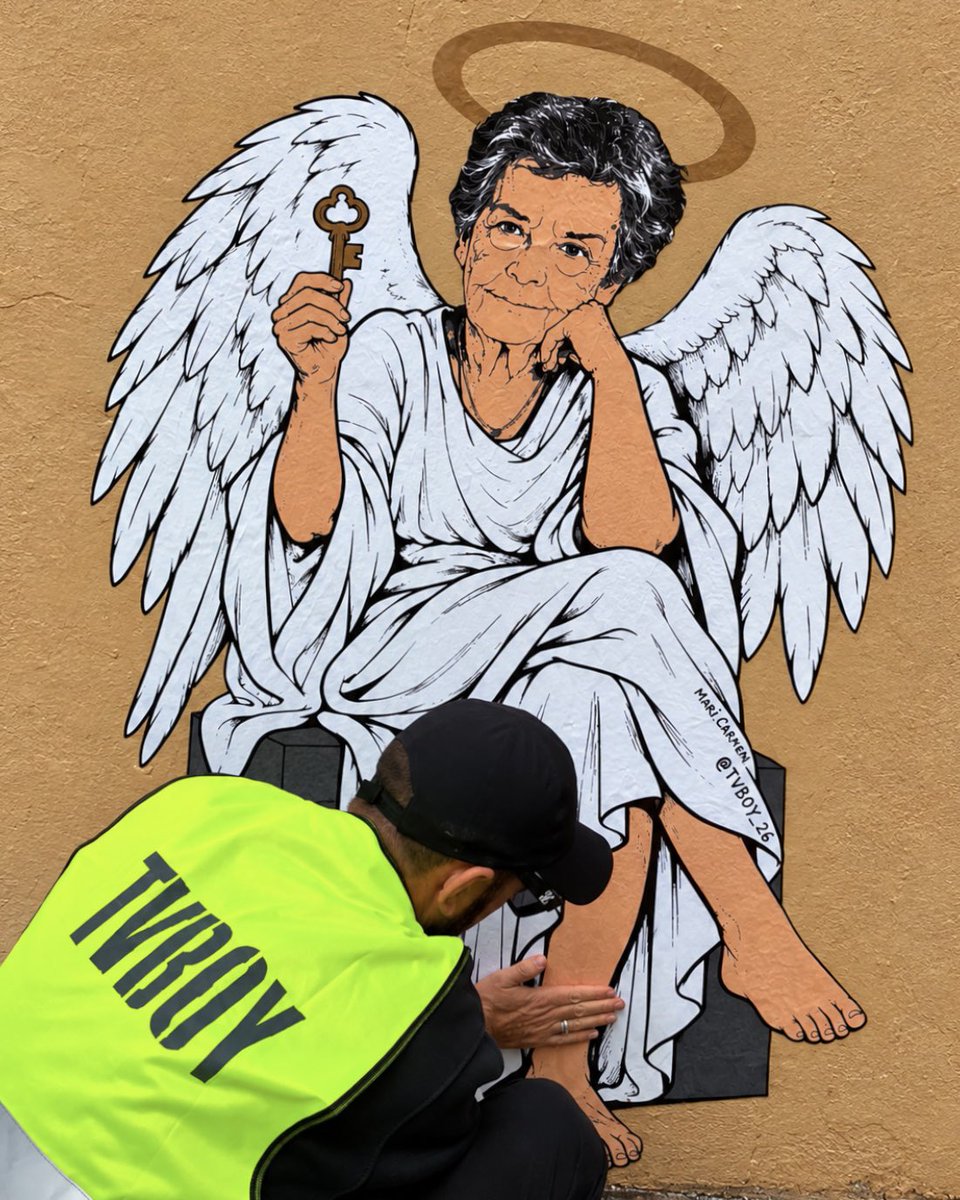 tvboy's tweet photo. Muchos me habéis preguntado por el significado de mi última obra dedicada a Mari Carmen.

Quise representarla como un ángel para rendirle homenaje y recordar su historia con respeto y cariño.

Mari Carmen no es una bandera política. Es una persona que merece ser recordada con dignidad. 

Hoy los alquileres suben, pero los salarios no crecen al mismo ritmo. Muchos jóvenes trabajan y aun así no pueden independizarse.

Tener un techo no debería ser un lujo.

No soy político, soy artista. No hago arte para dividir, sino para despertar conciencia y humanidad.

Porque el arte no tiene que elegir un partido para tener conciencia.