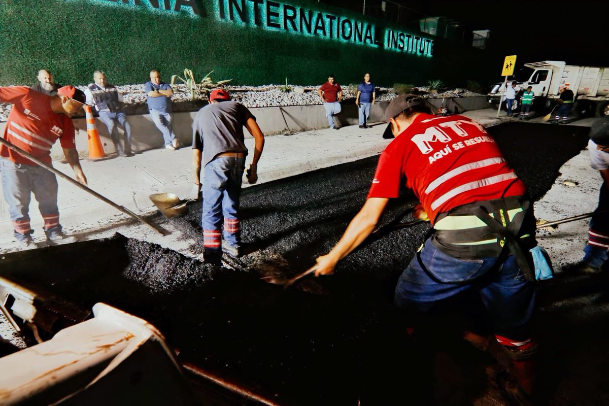 AdrianDeLaGarza's tweet photo. ¡En Monterrey seguimos trabajando para mejorar nuestras calles!

Mientras la ciudad descansaba, nuestras cuadrillas aprovecharon las horas de menor tráfico para realizar trabajos de bacheo en la zona poniente.

Seguimos atendiendo nuestras vialidades para que los regios se muevan mejor y con mayor seguridad.

#AquíSeResuelve