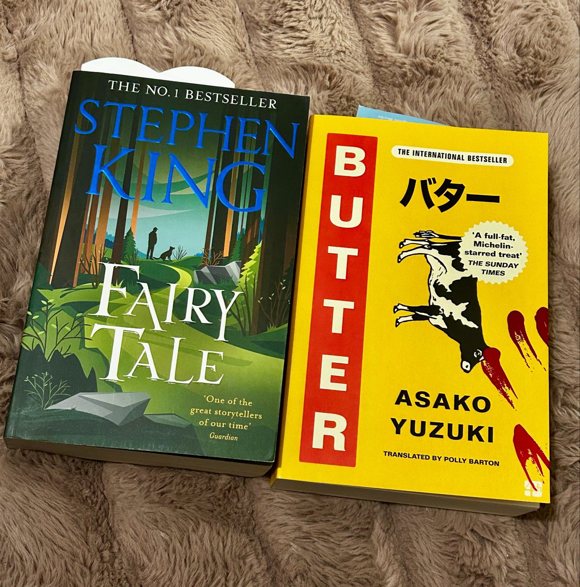 eigo_tower's tweet photo. 今週末どっちの本を読もうか迷っています。
ちなみに、柚木麻子さんのバター読んだことある人いますか？
日本語の本を英語で読むことは普段しないのですが、帰国まで待てなかったので英語で読んでます。日本語だとここはどういう表現を使っているのかなど、色々気になってなかなか進んでいません😂

スティーブン・キングのフェアリー・テイルはすでに持っているのをすっかり忘れて、また同じのを買ってしまいました。同じ本を2冊間違えて買うのは初めてで、自分でもドン引きしてます。