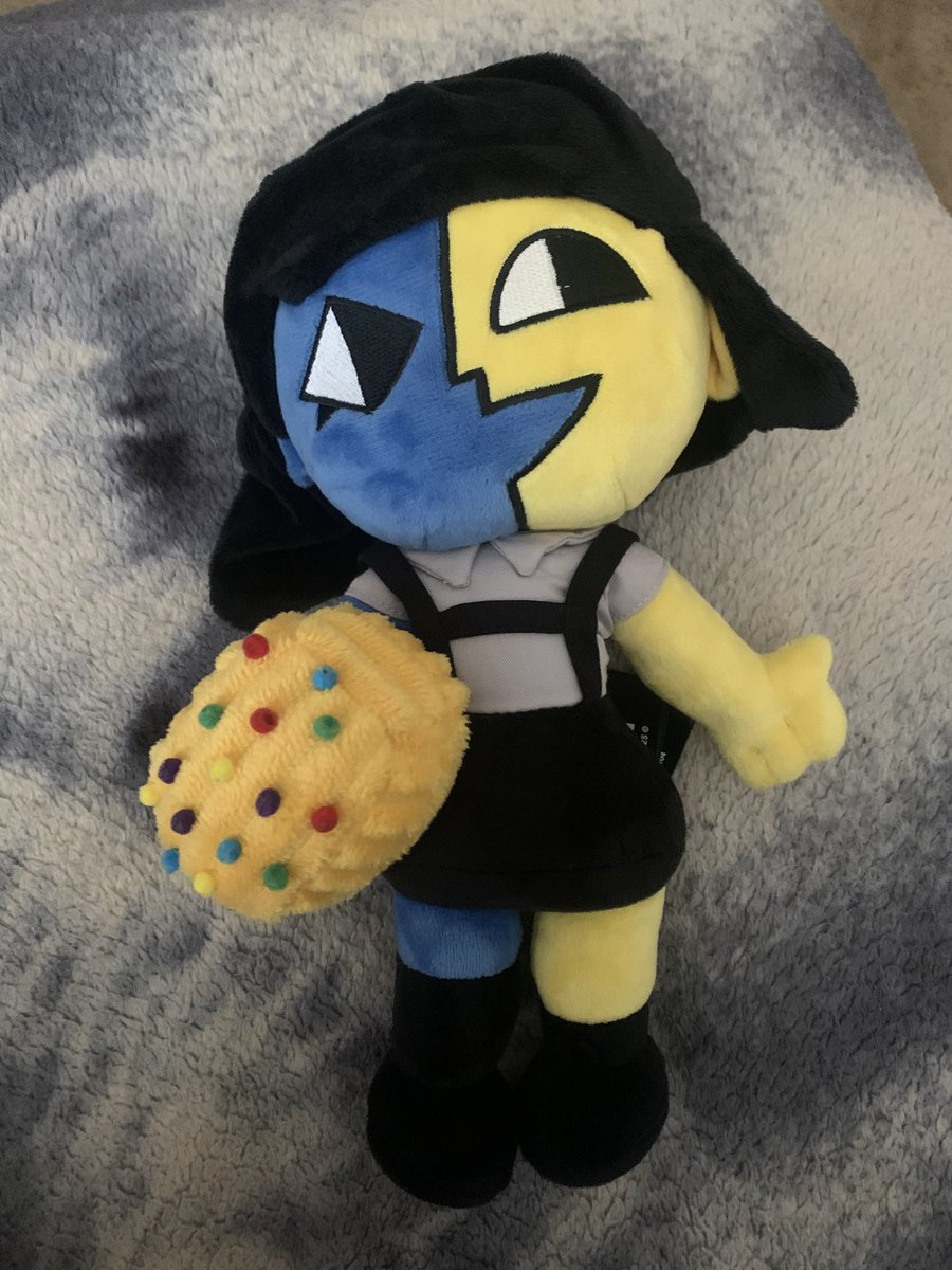 doodlepages's tweet photo. OMGOMGOM SHE MADE IT FINALLY AFTER LIKE A WEEK OF BEING TRAPPED IN THAT DANG PARCEL LOCKER https://t.co/0vsSp8cenQ