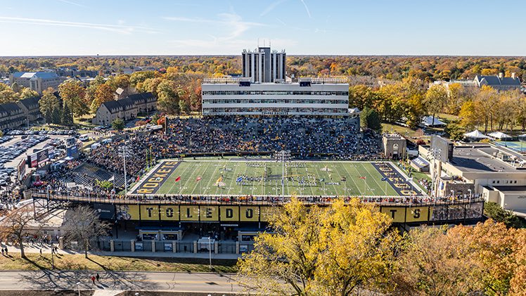FCRecruits's tweet photo. LETS DISCUSS RECRUITING 

C/o 27, 28, 29 &amp; 30! If You Are Interested In Being Recruited By The University of Toledo  ( @ToledoFB ) COMMENT film, RETWEET &amp; DM us. We Are Sending Over Playmakers For Evaluation.

Coaches &amp; Parents Reach Out!

#TheHome🏭🏈 https://t.co/yKMKvAUD1r