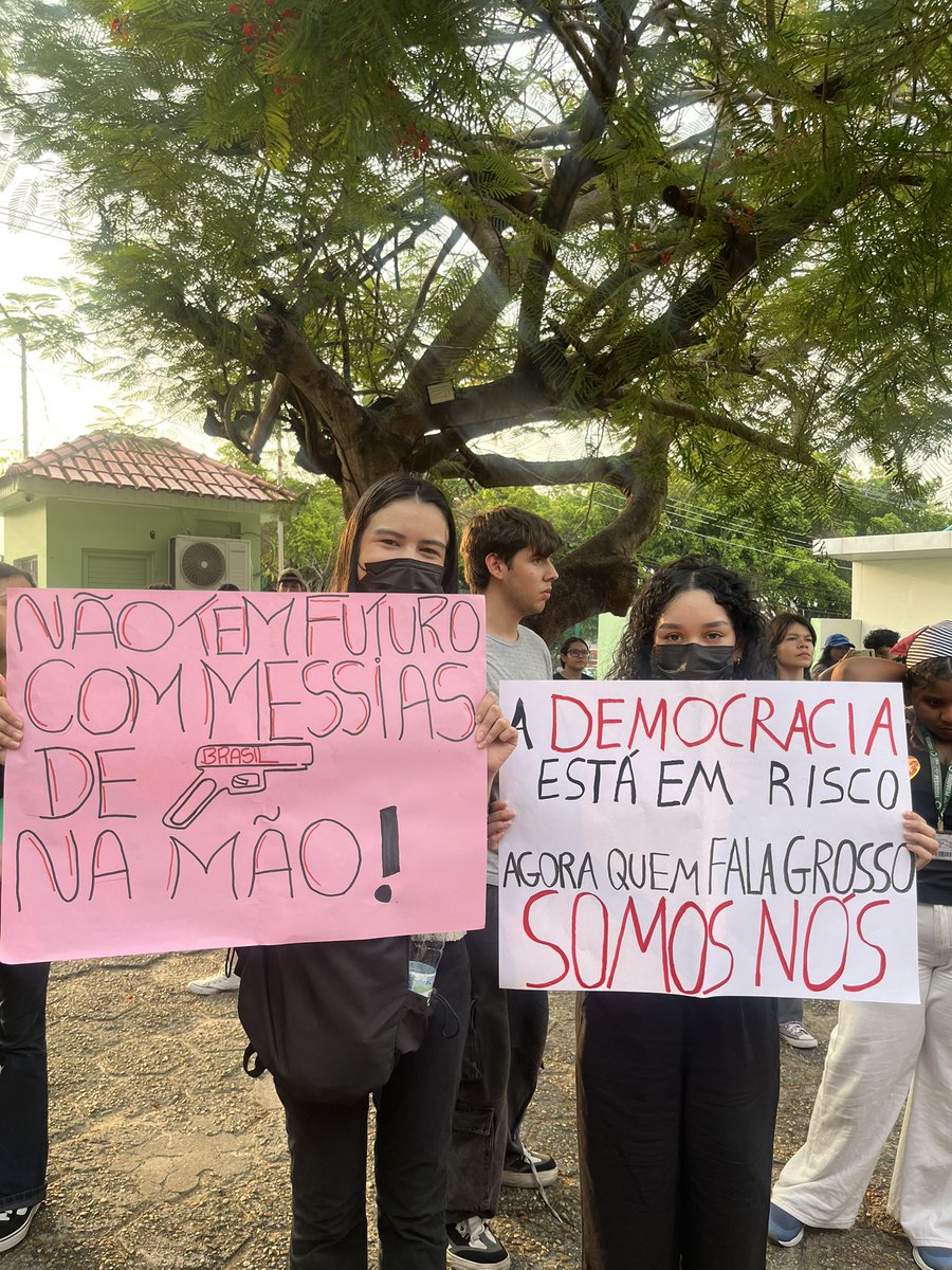 blopesniperby's tweet photo. NOSSO ATO NA UEA!!! TA LINDO, PESSOAL! https://t.co/O6IeGTZtER