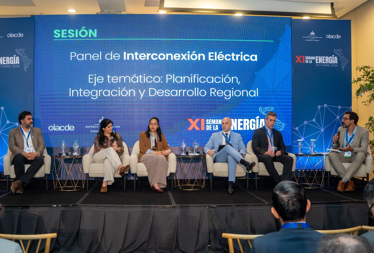 Fonplata's tweet photo. La integración energética necesita capital, pero antes necesita confianza.

Estamos en la XI Semana de la Energía de @OLACDEORG, del 6 al 9 de octubre en Santo Domingo. Por tercer año consecutivo, FONPLATA auspicia este espacio de diálogo regional sobre el futuro del sector.

Blas Rozada, nuestro Jefe País en Bolivia, participó en el panel “Perspectivas sobre el Plan: oportunidades y desafíos para su implementación”, dentro del side event sobre interconexión eléctrica y el Plan Regional hacia 2040.

🤝 Puso el foco en la gobernabilidad y en la importancia de: “sentar en una misma mesa a los distintos actores —Estados, reguladores, operadores, empresas públicas y privadas— y ayudar a construir esa arquitectura”.

🏗️ Una interconexión necesita tres infraestructuras:
· física, que conecta los sistemas
· institucional, que define cómo se gobierna esa conexión
· financiera, que moviliza los recursos para hacerla realidad

🔄 El banco de desarrollo acompaña todo el ciclo: preparación, estructuración y financiamiento. Como resumió Rozada, su función es “ayudar a convertir esa confianza en reglas, esas reglas en proyectos y esos proyectos en infraestructura”.

En FONPLATA acompañamos a nuestros países miembros para transformar oportunidades en proyectos gobernables, financiables y ejecutables.