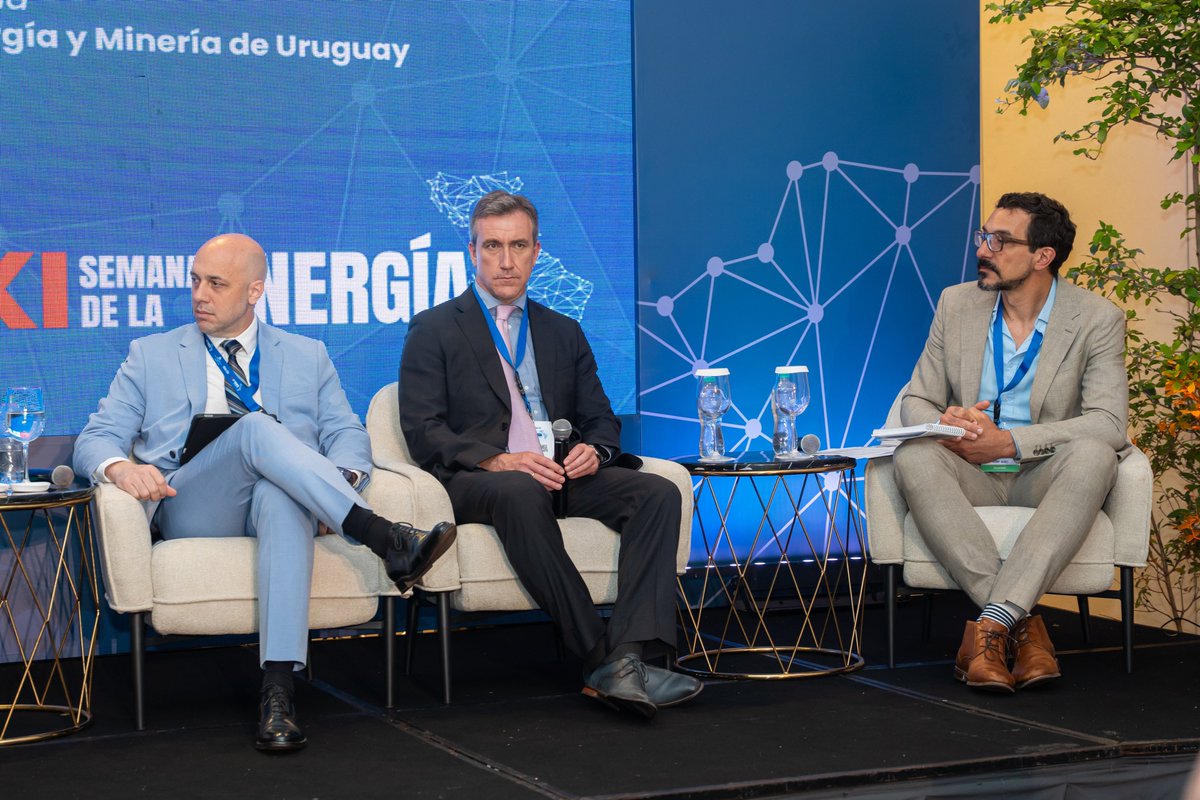 Fonplata's tweet photo. La integración energética necesita capital, pero antes necesita confianza.

Estamos en la XI Semana de la Energía de @OLACDEORG, del 6 al 9 de octubre en Santo Domingo. Por tercer año consecutivo, FONPLATA auspicia este espacio de diálogo regional sobre el futuro del sector.

Blas Rozada, nuestro Jefe País en Bolivia, participó en el panel “Perspectivas sobre el Plan: oportunidades y desafíos para su implementación”, dentro del side event sobre interconexión eléctrica y el Plan Regional hacia 2040.

🤝 Puso el foco en la gobernabilidad y en la importancia de: “sentar en una misma mesa a los distintos actores —Estados, reguladores, operadores, empresas públicas y privadas— y ayudar a construir esa arquitectura”.

🏗️ Una interconexión necesita tres infraestructuras:
· física, que conecta los sistemas
· institucional, que define cómo se gobierna esa conexión
· financiera, que moviliza los recursos para hacerla realidad

🔄 El banco de desarrollo acompaña todo el ciclo: preparación, estructuración y financiamiento. Como resumió Rozada, su función es “ayudar a convertir esa confianza en reglas, esas reglas en proyectos y esos proyectos en infraestructura”.

En FONPLATA acompañamos a nuestros países miembros para transformar oportunidades en proyectos gobernables, financiables y ejecutables.