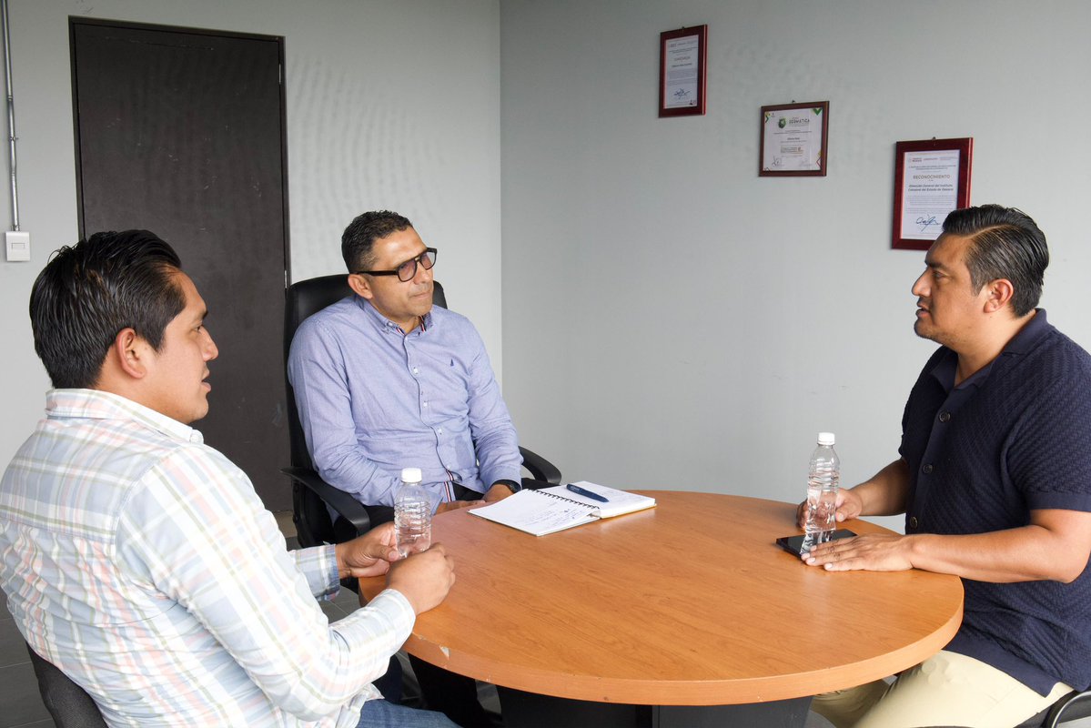Catastro_GobOax's tweet photo. 🤝 Desde el #ICEO, fortalecemos la coordinación institucional con el @GobiernoMX, por ello, este jueves el titular Mtro. @Gil_MG se reunió con Julio César Velásquez García, titular de la Procuraduría Agraria en Oaxaca, para sumar esfuerzos en materia catastral. https://t.co/1RUwoW0tet