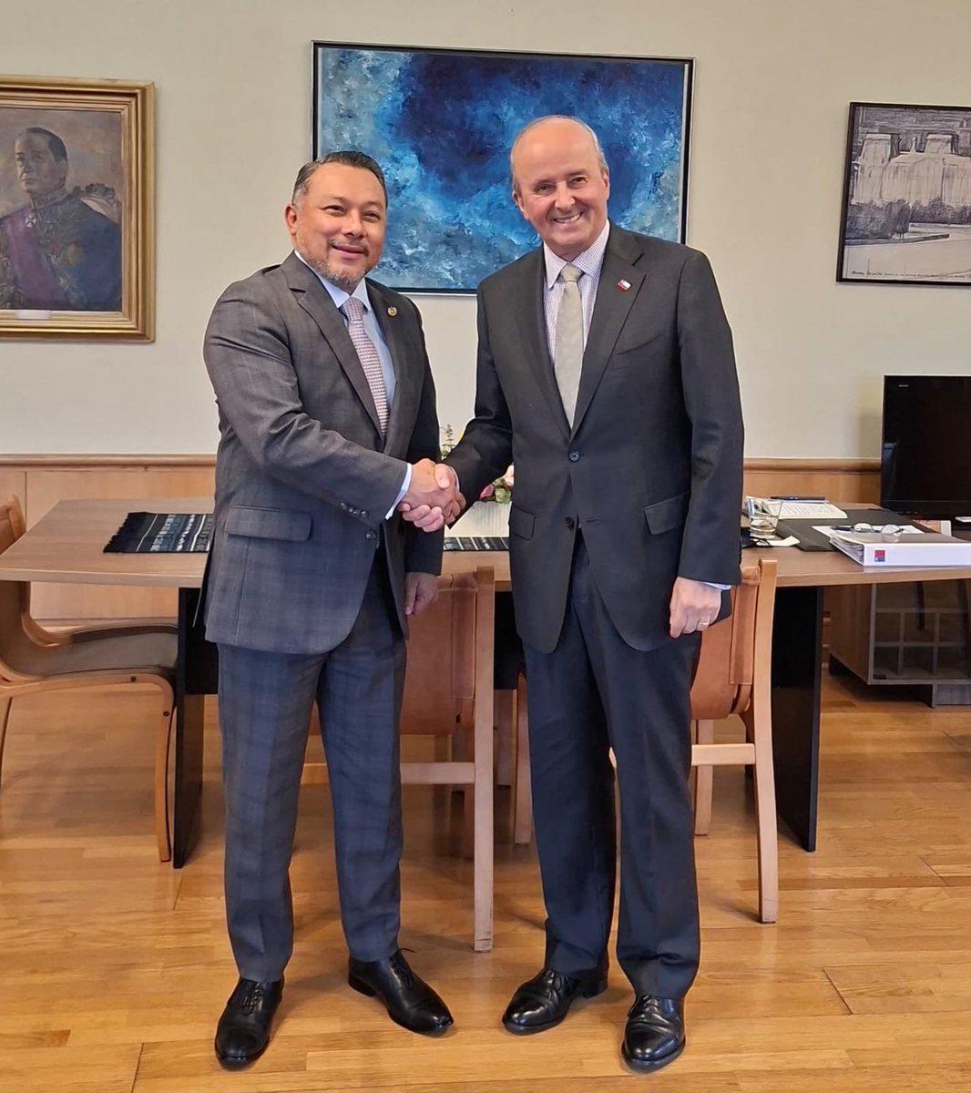 Emb_BanacekES's tweet photo. 🇸🇻🇨🇱 Fortaleciendo la relación El Salvador–Chile.
Sostuve reunión con el Subsecretario de Relaciones Exteriores, Patricio Torres, a quien entregué una propuesta de Hoja de Ruta de trabajo conjunto, en el marco del Consejo de Asociación Integral y nuestra agenda bilateral. https://t.co/Ub72qDyxhn