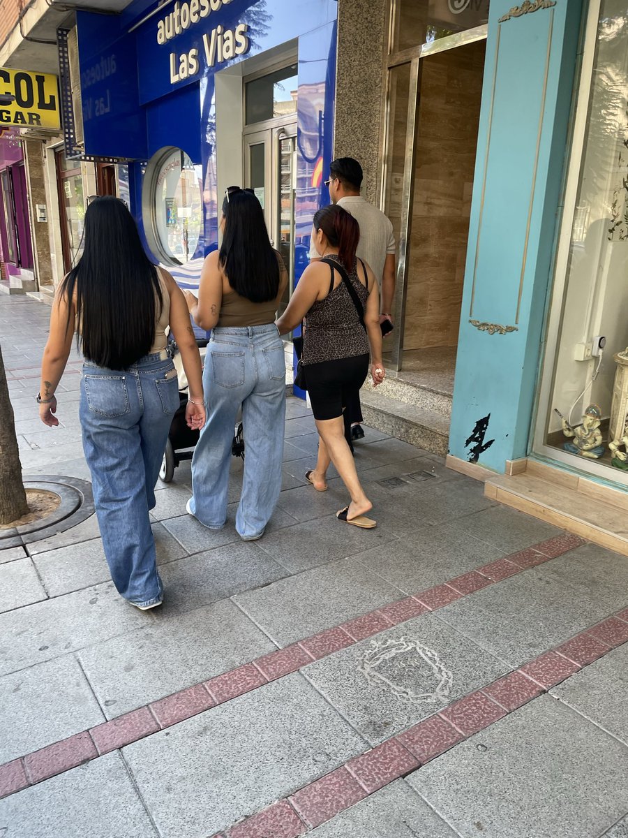 BLEZO1973's tweet photo. Recién invadidos 5 , 3 panchas en edad de reproducción a punta pala , y un pancho también en edad productiva. Así  de estos 15 mil invasores panchos al DÍA  x avión . Cree alguien q un país puede tener a miles de millones de invasores aquí , mantenerlos , y al mismo vivir bien ? https://t.co/2U0tCut05i