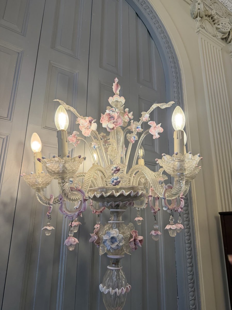 insperarise's tweet photo. glass flower chandelier 💐 https://t.co/UpUDbOuj6d