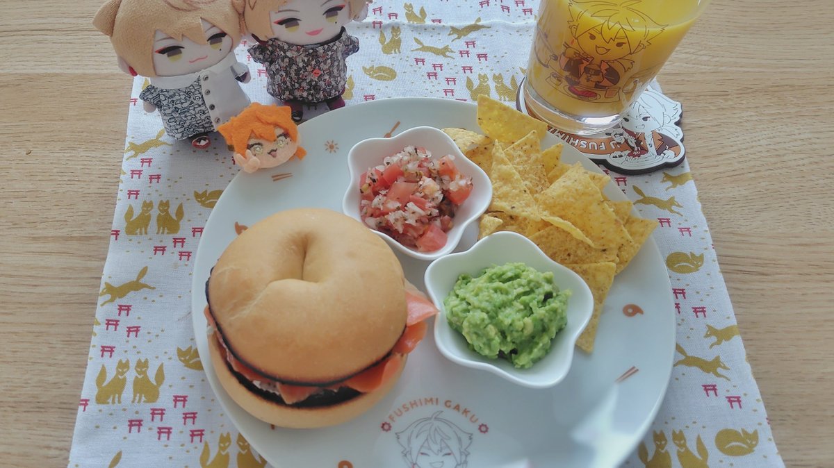 nerokonick103's tweet photo. おはようございます！
今日はアメリカンパーティ回ということで、スモークサーモンのベーグルサンドとトルティーヤチップスにフレッシュサルサとワカモレ、オレンジジュースを用意しました
フレッシュサルサは初めてなのでどんな感じなのか食べるのが楽しみです
#ガク食オープンキャンパス
#おはガク https://t.co/IbtPBvfPKG