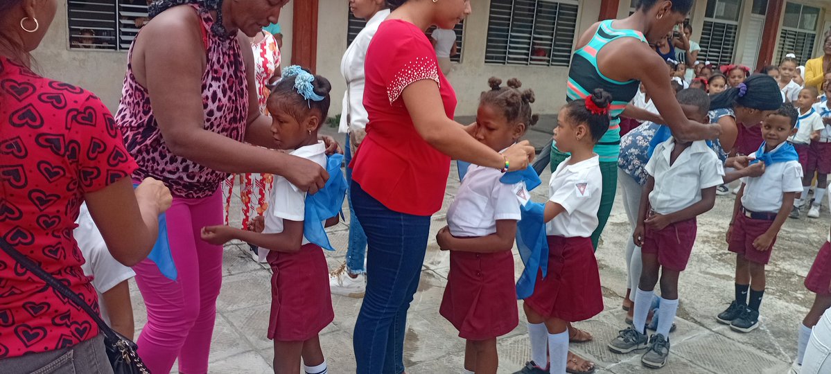 PupoTamiles's tweet photo. #EducaciònManuelTames La pañoleta azul no es solo una prenda: es un compromiso con la patria y con el ejemplo del Che. Hoy, 8 de octubre, nuestros niños se hacen grandes. ¡Felicidades! ✨ https://t.co/twEdcyFN81