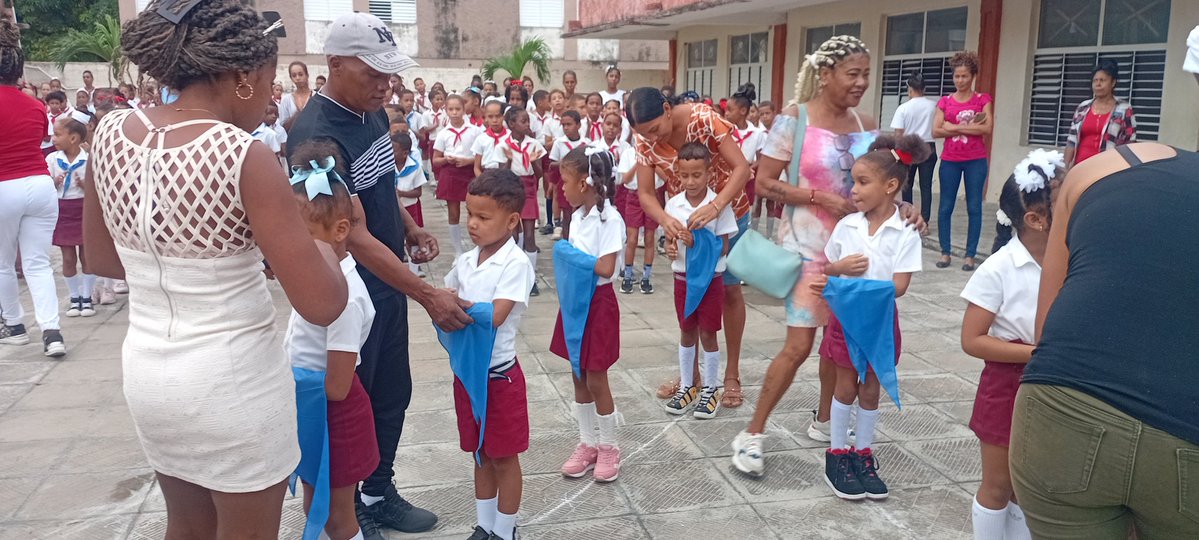 PupoTamiles's tweet photo. #EducaciònManuelTames La pañoleta azul no es solo una prenda: es un compromiso con la patria y con el ejemplo del Che. Hoy, 8 de octubre, nuestros niños se hacen grandes. ¡Felicidades! ✨ https://t.co/twEdcyFN81