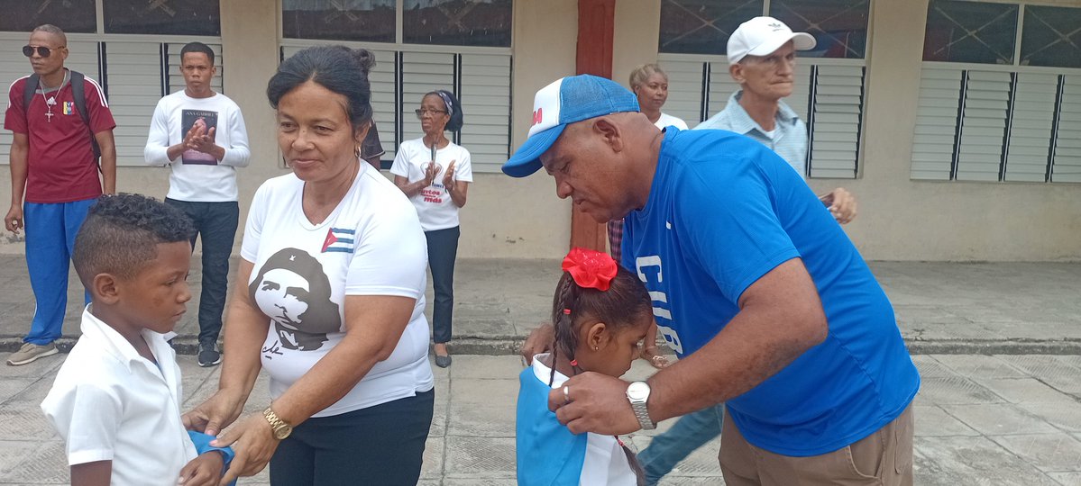 PupoTamiles's tweet photo. #EducaciònManuelTames La pañoleta azul no es solo una prenda: es un compromiso con la patria y con el ejemplo del Che. Hoy, 8 de octubre, nuestros niños se hacen grandes. ¡Felicidades! ✨ https://t.co/twEdcyFN81
