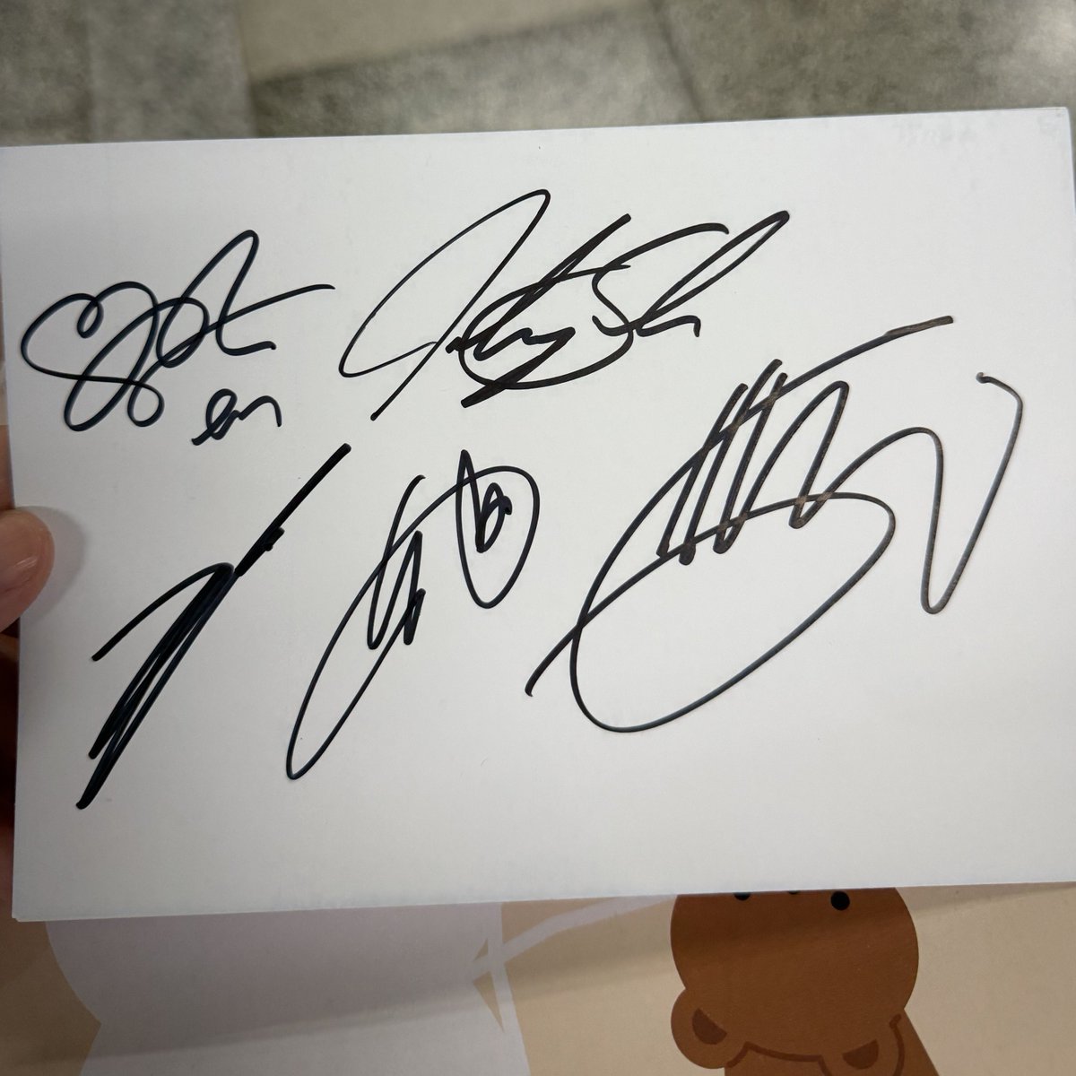 noonanti's tweet photo. lucu bgt😭😭😭 op ngetwt abis ketemu enhypen di restoran di hongdae dan dpt ttd all member EH TAUNYA BUKAN ENHYPEN TAPI ILICHIL😭😭😭🤣🤣🤣 ilichil salting itu kak krna dikira masih muda kek enha pdhl kumpulan para millenial-z😭☝🏻 https://t.co/GQqUqGeN9i