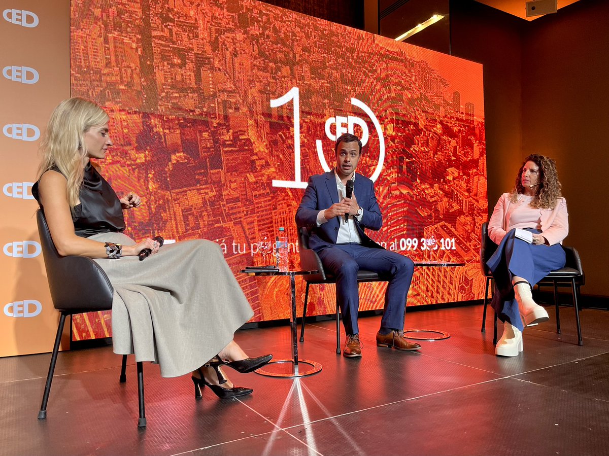 ced_uy's tweet photo. @KasUruguay 💬 La diputada argentina @daianamol y nuestro director ejecutivo @itu_agustin intercambian ideas sobre cómo una mayor competencia puede impulsar el crecimiento de Uruguay, en un panel moderado por @marianarethen

#SeminarioInternacionalCED https://t.co/91tXJVejFE