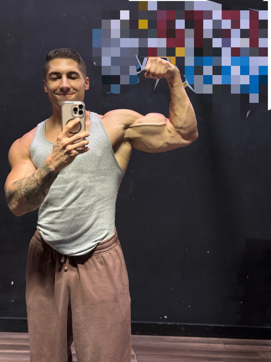 j592650's tweet photo. Biceps check https://t.co/X0pX6hTz4O
