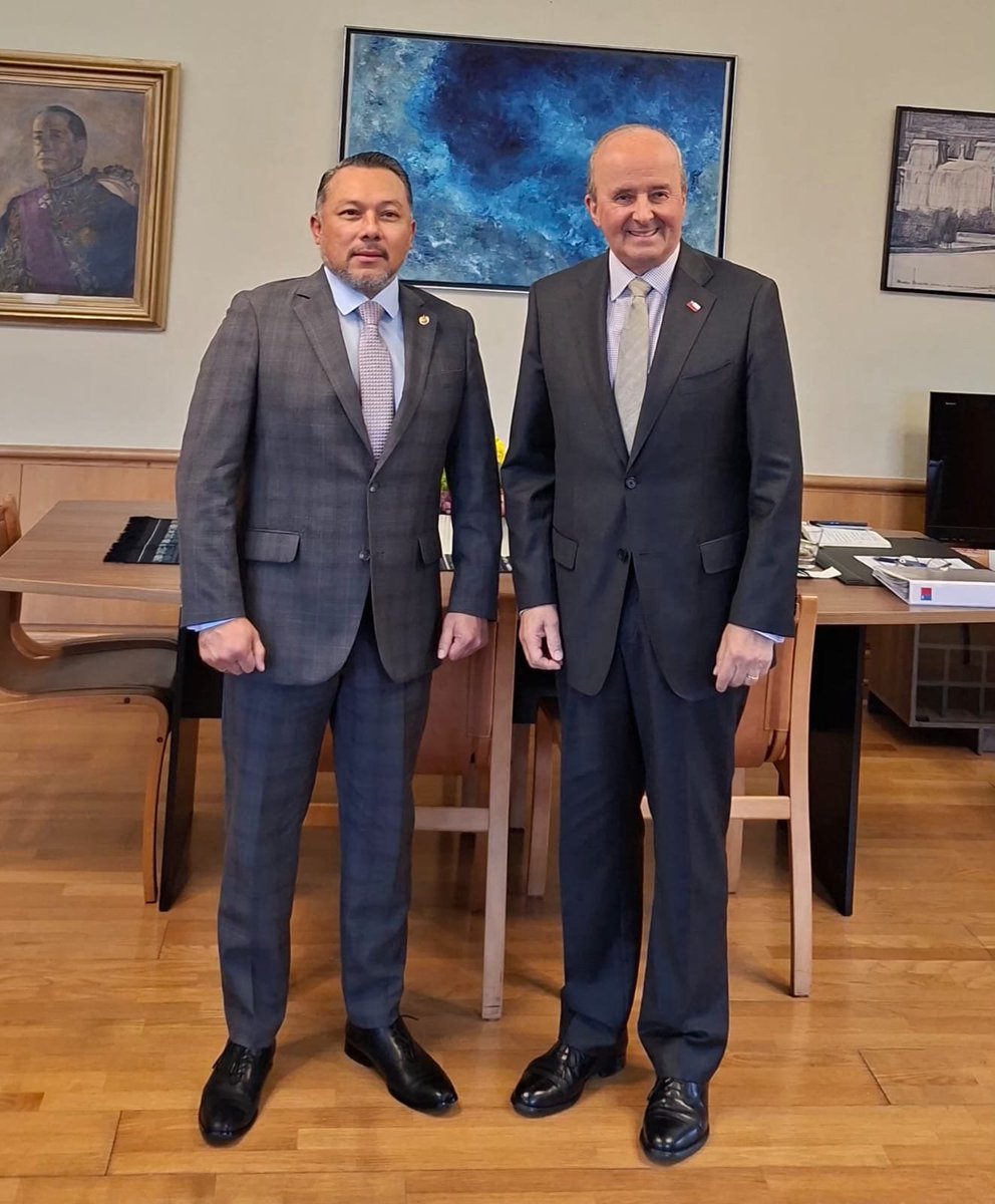 Emb_BanacekES's tweet photo. 🇸🇻🇨🇱 Fortaleciendo la relación El Salvador–Chile.
Sostuve reunión con el Subsecretario de Relaciones Exteriores, Patricio Torres, a quien entregué una propuesta de Hoja de Ruta de trabajo conjunto, en el marco del Consejo de Asociación Integral y nuestra agenda bilateral. https://t.co/Ub72qDyxhn
