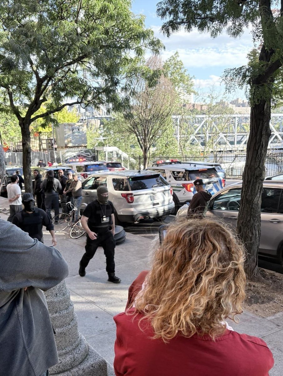 Uptowncollectiv's tweet photo. Repost @ImmigCoalition

🚨10/8 4:44pm ICE SHOT SOMEONE IN THE BRONX!!

225th Street and Marble Hill. 
NYPD is at the scene along with many  feds.  Confirmed ICE agent in ERO vest on scene. Multiple masked agents arriving at scene.

Not in our city!! 
ALL OUT TO THE BRONX!! https://t.co/L6qBE7Qi5E