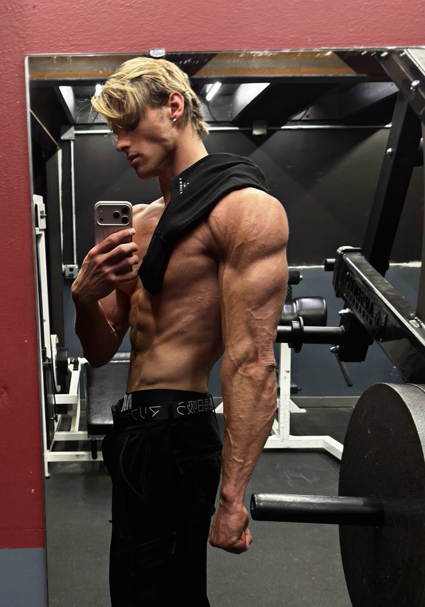 MASTERDEVEkv65's tweet photo. Each flex is a privilege to witness boys 🐽.I gave you multiple views. You give me one thing in return💸.
#AlphaMale #GodBody #DomEnergy #ObeyYourMaster
#WorshipMe #PayPig https://t.co/a4T8OmlQEY