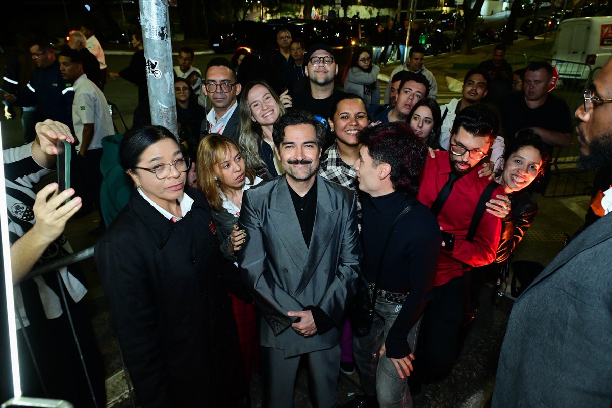 SupportForAH's tweet photo. 📸 [HQs] Alfonso Herrera com fãs na noite de ontem (07.10.2026) https://t.co/ysXBkwo9Pz