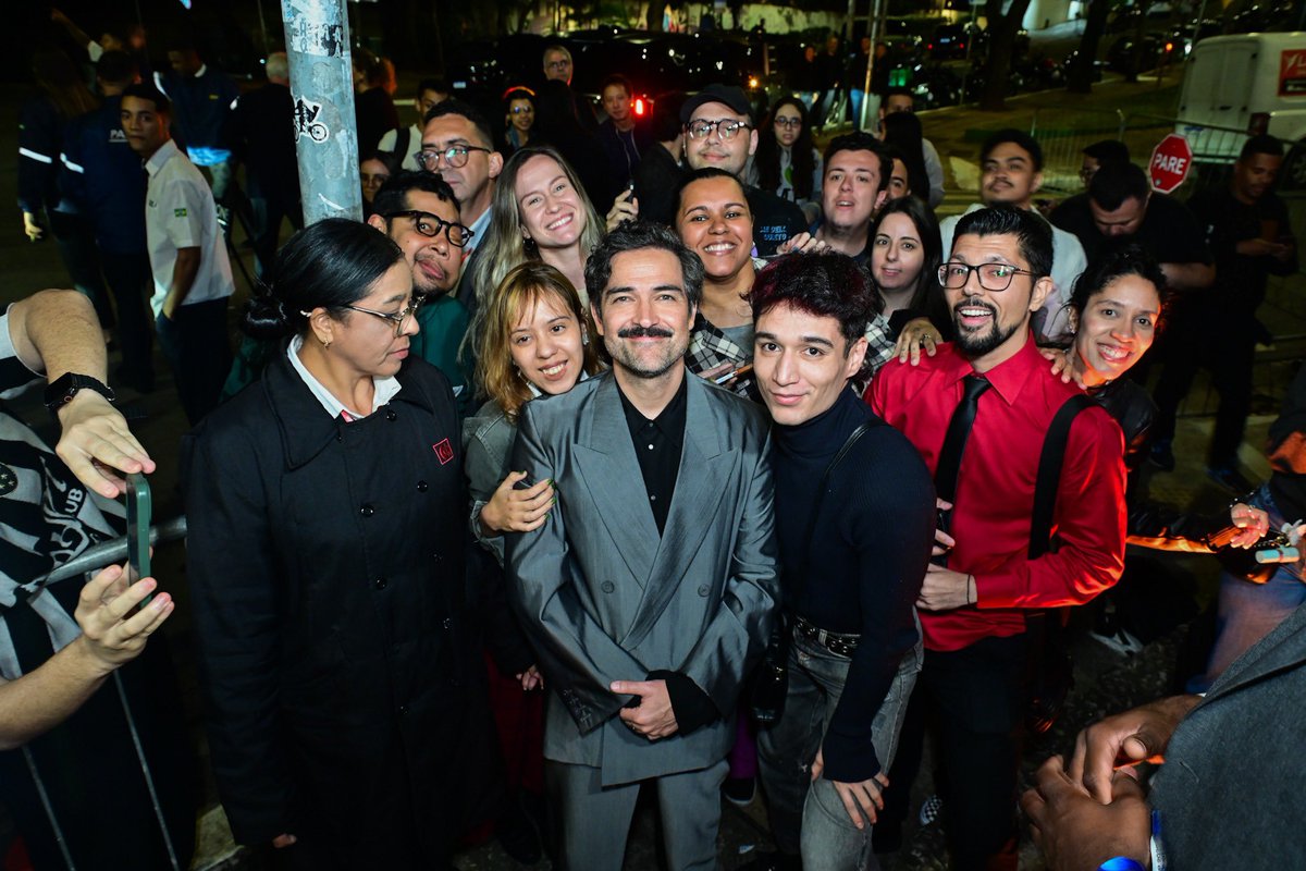 SupportForAH's tweet photo. 📸 [HQs] Alfonso Herrera com fãs na noite de ontem (07.10.2026) https://t.co/ysXBkwo9Pz