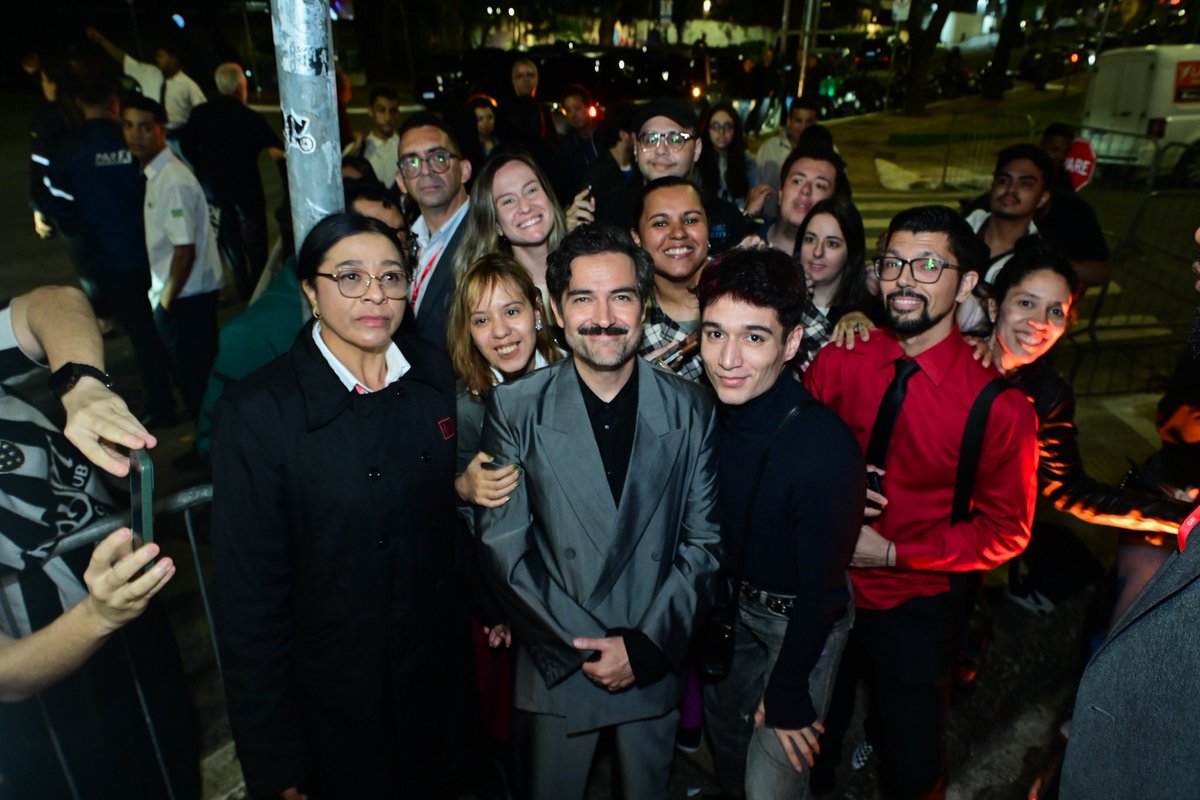 SupportForAH's tweet photo. 📸 [HQs] Alfonso Herrera com fãs na noite de ontem (07.10.2026) https://t.co/0FFXhwPI48