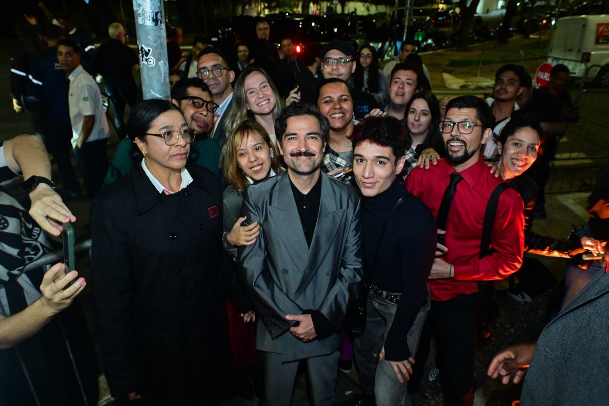 SupportForAH's tweet photo. 📸 [HQs] Alfonso Herrera com fãs na noite de ontem (07.10.2026) https://t.co/0FFXhwPI48