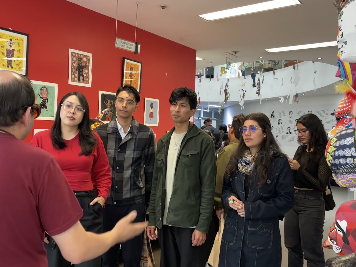 BiblioFLACSOec's tweet photo. #visitaguiada
Recibimos a jóvenes de los colectivos Empleo Joven Ecuador y Ecuador Joven, invitados por el Departamento de Estudios Políticos, quienes recorrieron la Biblioteca FLACSO para conocer de cerca todo lo que tenemos para apoyar sus investigación y aprendizaje. https://t.co/lA39fAwrOT