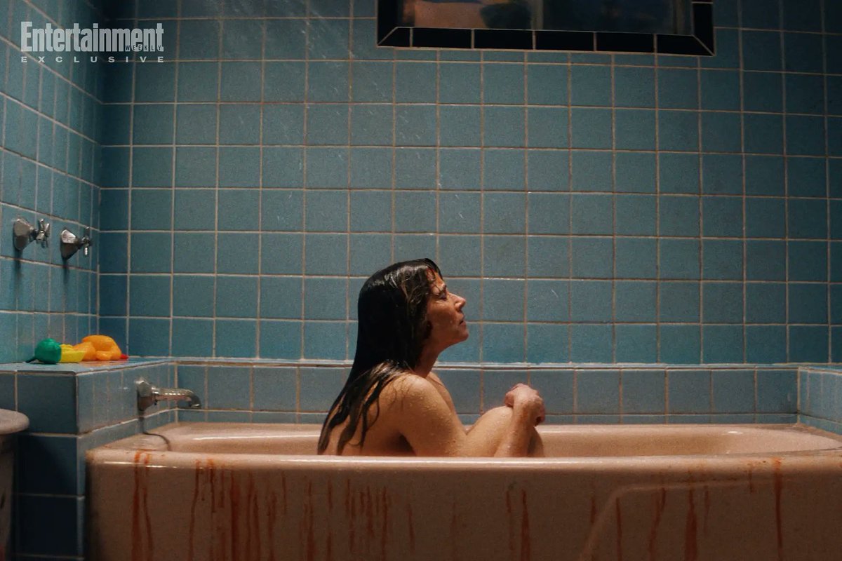 TerrorGeekTN's tweet photo. Mamá ha vuelto a casa. 🔪

Nuevo vistazo a #LindaCardellini como la Sra. Voorhees en #CrystalLake. La madre que originó todo el horror de #Viernes13 ya tiene rostro.

Todos los episodios llegan el 15 de octubre a #Peacock.

#JasonVoorhees #Slasher https://t.co/lBgIBhAu7V