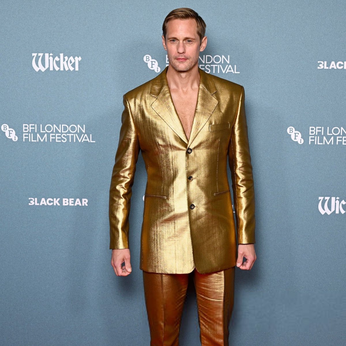 populicc's tweet photo. Alexander Skarsgård, Wicker filminin galasına altın rengi bir takım elbise ve şeffaf plastik ayakkabılarla katıldı. https://t.co/tgquXzgD4p