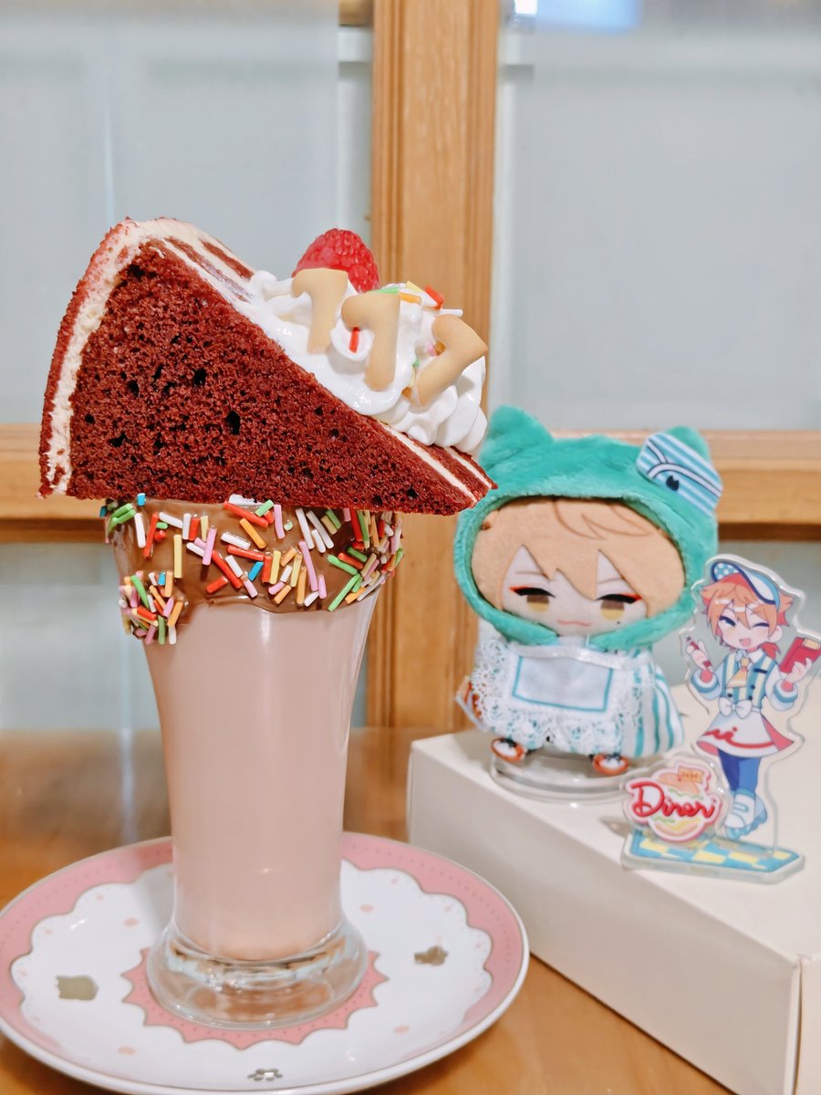 acetocarmine1's tweet photo. おはようございます☀
️アメリカンパーティ回ということで、ケーキシェイクを用意しました！見た目もカロリーもインパクトのあるスイーツです😳
これがあれば、甘い一日をスタートできそうです🍰お昼ごはんの分までお腹いっぱいになりそうです…！

#おはガク
#ガク食オープンキャンパス https://t.co/7lKxtTiN9P