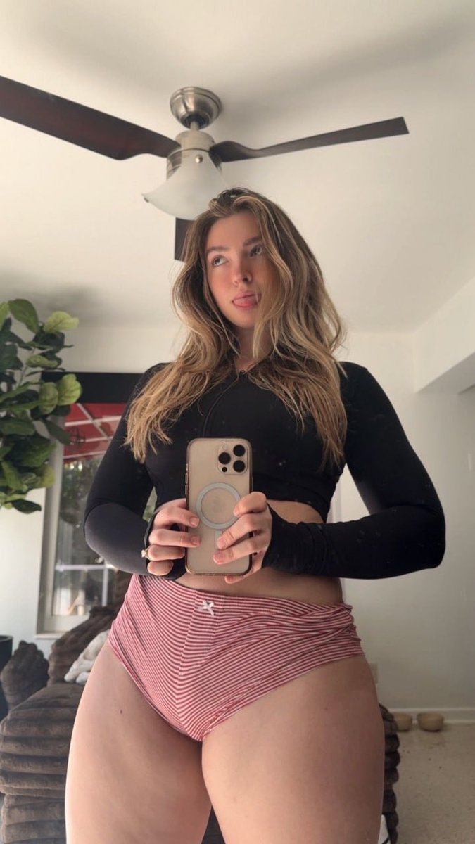 itscarleycake's tweet photo. What angle do you like better https://t.co/97nu7vD72E