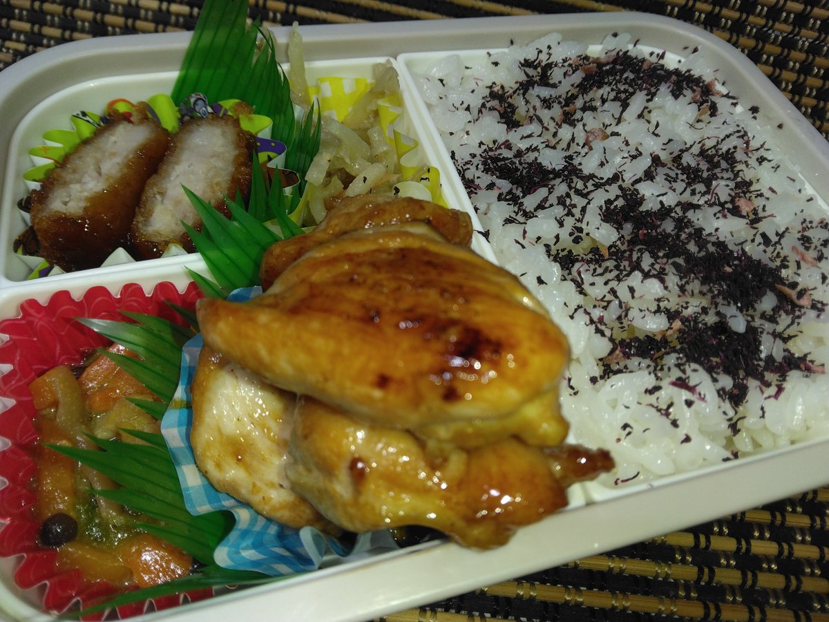 AZ75823537's tweet photo. おはようございます☺本日の #BOSSの幼稚園弁当 は鶏肉の照り焼き #ヤマザキ もう一品シリーズ,冷凍 #ニッスイ しめじと豚肉のオイスターソース炒め #Umios ソースカツ,ふりかけ #三島食品 ゆかり梅入り。
本日も気をつけて行ってらっしゃい🚙💨
今日は!大相撲秩父巡業😆💕行ってきまーすどすこーい!🙌 https://t.co/6DxDoPrOrH