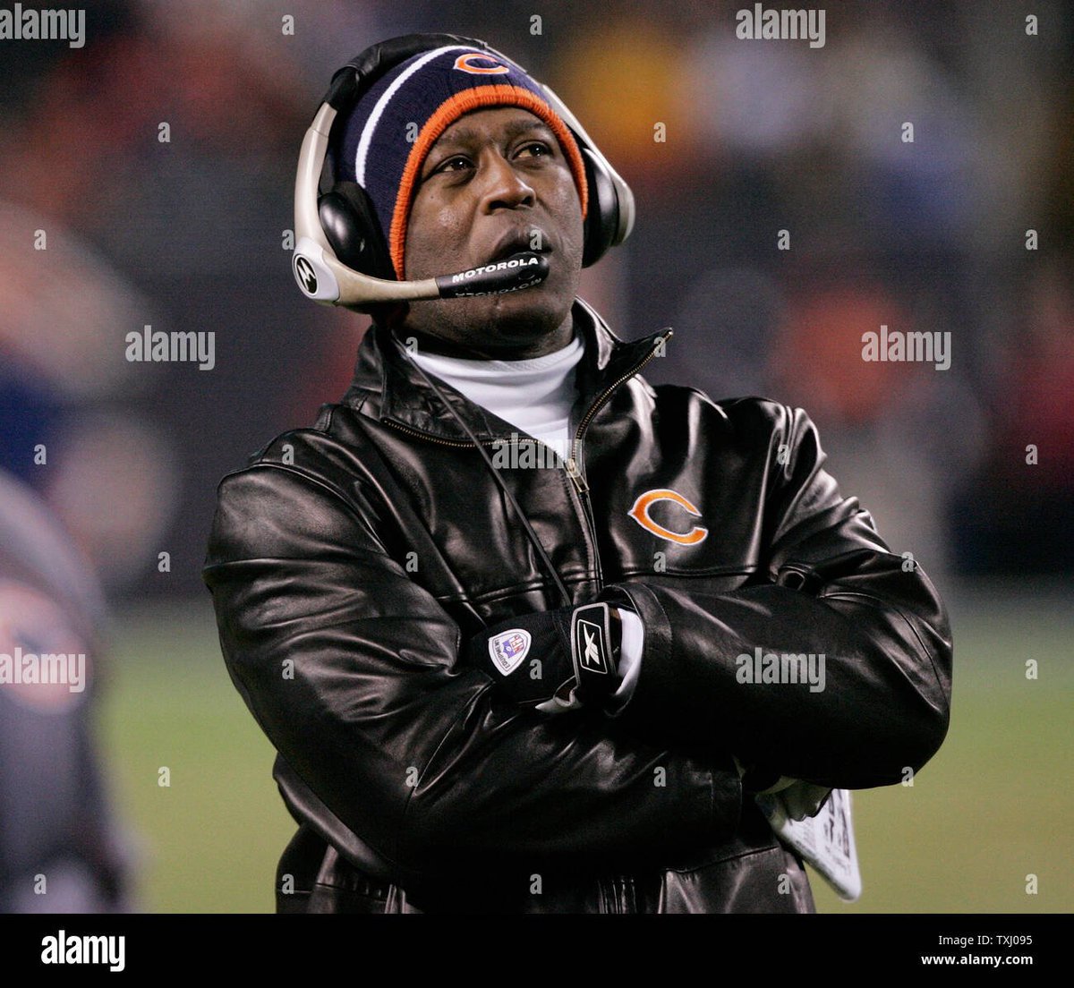 HayasakaAbe's tweet photo. @Nickdabearfan @iamcogs @20YearsAgoSport He wore the leather jacket during the November 2005 game and the divisional playoff game against the Carolina Panthers. https://t.co/fPHgNDxoKX