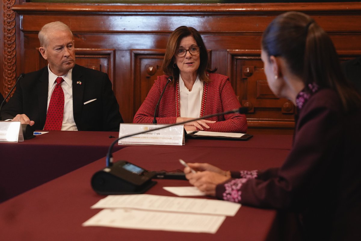 Claudiashein's tweet photo. En Palacio Nacional, recibimos a integrantes de la Cámara de Comercio de Estados Unidos, acompañados por el embajador Ronald Johnson.

Conversamos sobre la confianza en México que asegura la inversión de empresas estadounidenses y la importancia de mantener la relación comercial para el bienestar de ambos países.