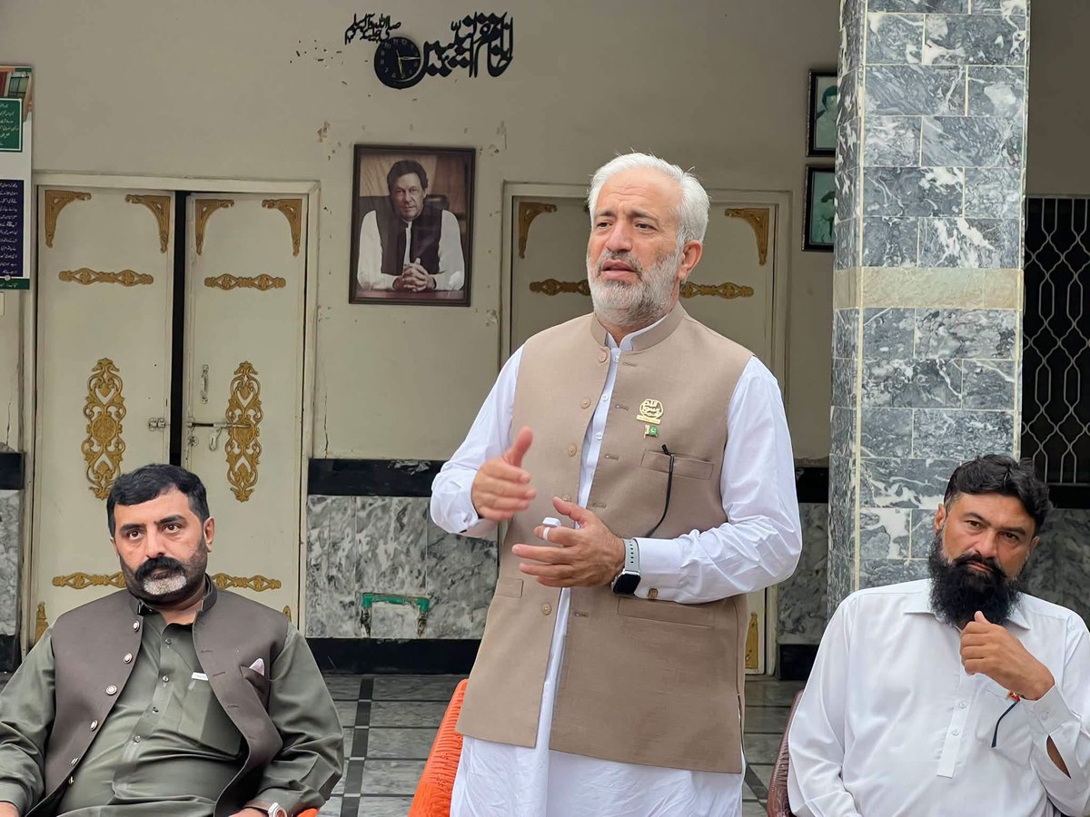 ahmad__bobak's tweet photo. عمران خان کے وفاداروں پر ہاتھ ڈالا جا رہا ہے واضح طور پر نظر آ رہا ہے کہ یہ عمران خان کے نظریہ کو کچلنا چاہتے ہیں 

عبدالسلام اور امجد علی گرفتار  =What a grave loss https://t.co/ETpOuJxUEb