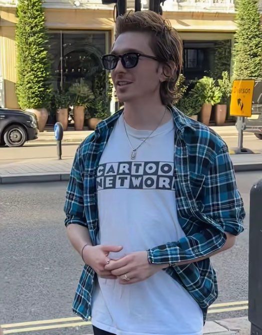 swetty_pancakes's tweet photo. damn i lowk need this shirt https://t.co/2BwcRMRh5m