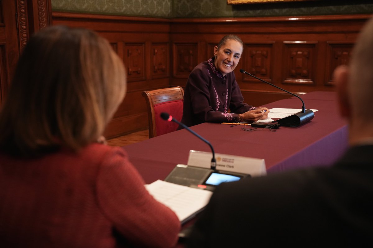 Claudiashein's tweet photo. En Palacio Nacional, recibimos a integrantes de la Cámara de Comercio de Estados Unidos, acompañados por el embajador Ronald Johnson.

Conversamos sobre la confianza en México que asegura la inversión de empresas estadounidenses y la importancia de mantener la relación comercial para el bienestar de ambos países.