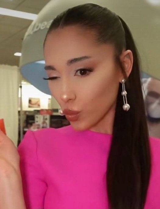 myfirstt1me's tweet photo. people were just saying shit because she literally looked the same just without the tan &amp; botox https://t.co/Kzy6H856Fd