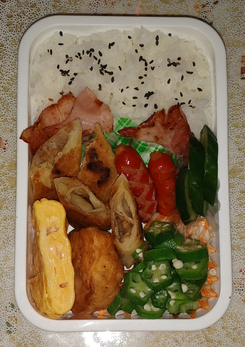 080zzz080's tweet photo. おはようございます🌄
二日ぶりの投稿です。
前々日は朝いきなり「いらない」と言われ、昨日はゆっくり寝ました😅
学校の売店が復活したらしく、買うのも楽しいみたい。
さすがに今日は作ってと言われましたw
おにぎりの日とかあるので、売店の日もできたら喜ぶかもしれませんね
#お弁当　#お弁当作り https://t.co/WV2qn7ww0s