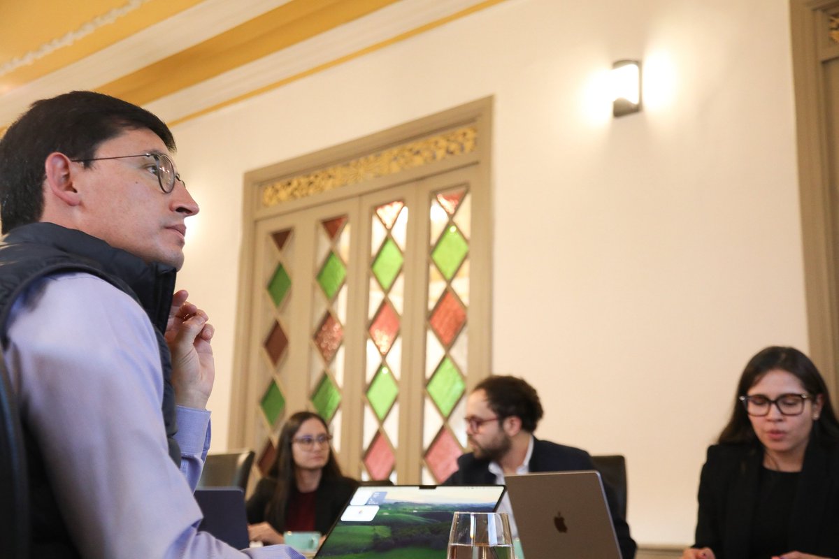 MinInterior's tweet photo. La Fundación para el Estado de Derecho presentó al viceministro Jorge Ernesto Roa, el informe sobre las acciones populares interpuestas por la organización. https://t.co/k2JpEBhKH0