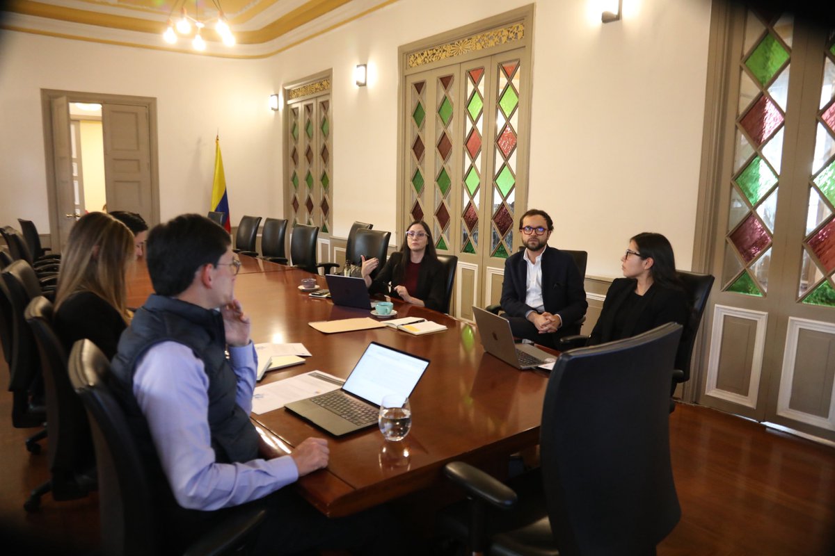 MinInterior's tweet photo. La Fundación para el Estado de Derecho presentó al viceministro Jorge Ernesto Roa, el informe sobre las acciones populares interpuestas por la organización. https://t.co/k2JpEBhKH0