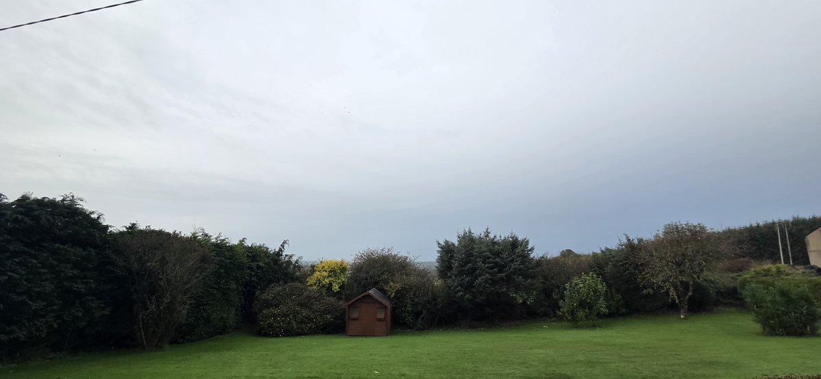 fitzyok's tweet photo. Scamallach le braonacha báistí ar maidin sa bhaile agus ag an aérfórt(cloudy with drops of rain at home and at the airport). Grian agus sinn ag déanamh ar Londain(sunshine as we approach London). Londain gnóthach(busy)👍
Oíche mhaith 😴😴
#365daysofGaeilge
#365daysofwalking https://t.co/5ovxQAszaD