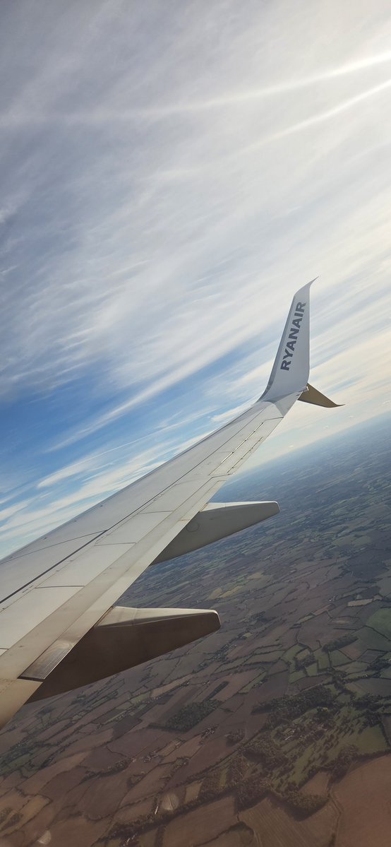 fitzyok's tweet photo. Scamallach le braonacha báistí ar maidin sa bhaile agus ag an aérfórt(cloudy with drops of rain at home and at the airport). Grian agus sinn ag déanamh ar Londain(sunshine as we approach London). Londain gnóthach(busy)👍
Oíche mhaith 😴😴
#365daysofGaeilge
#365daysofwalking https://t.co/5ovxQAszaD
