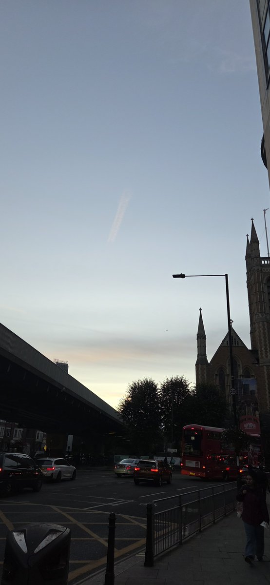 fitzyok's tweet photo. Scamallach le braonacha báistí ar maidin sa bhaile agus ag an aérfórt(cloudy with drops of rain at home and at the airport). Grian agus sinn ag déanamh ar Londain(sunshine as we approach London). Londain gnóthach(busy)👍
Oíche mhaith 😴😴
#365daysofGaeilge
#365daysofwalking https://t.co/5ovxQAszaD