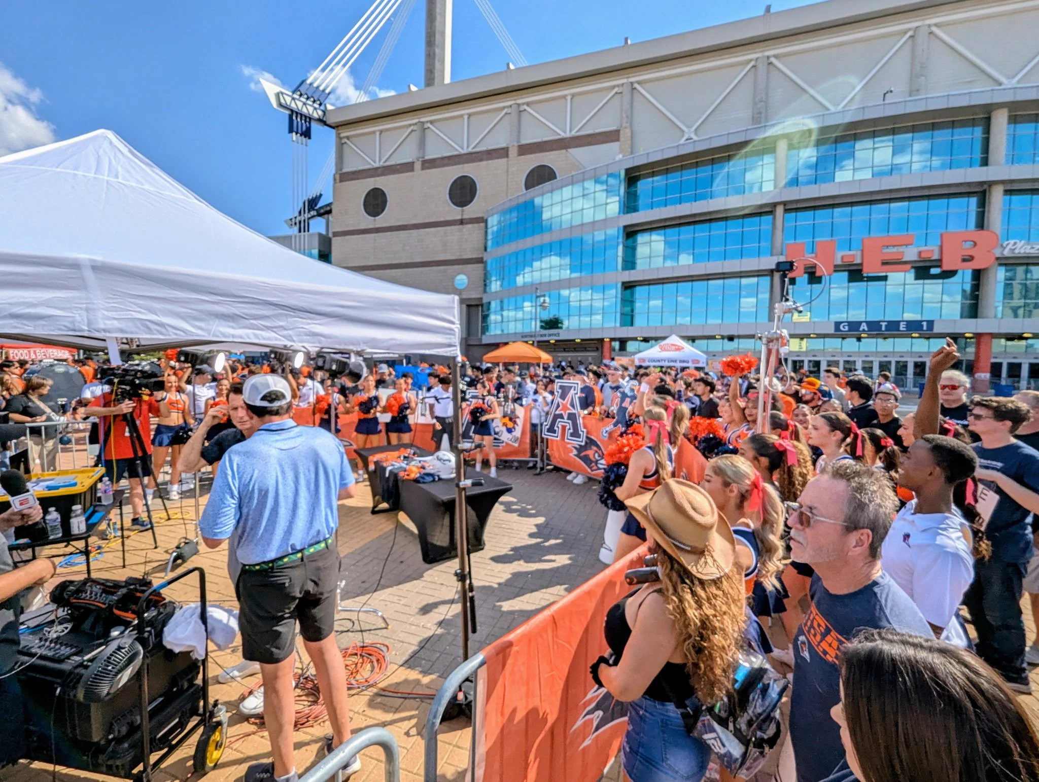 A large crowd gathers for SportsCenter on Campus.