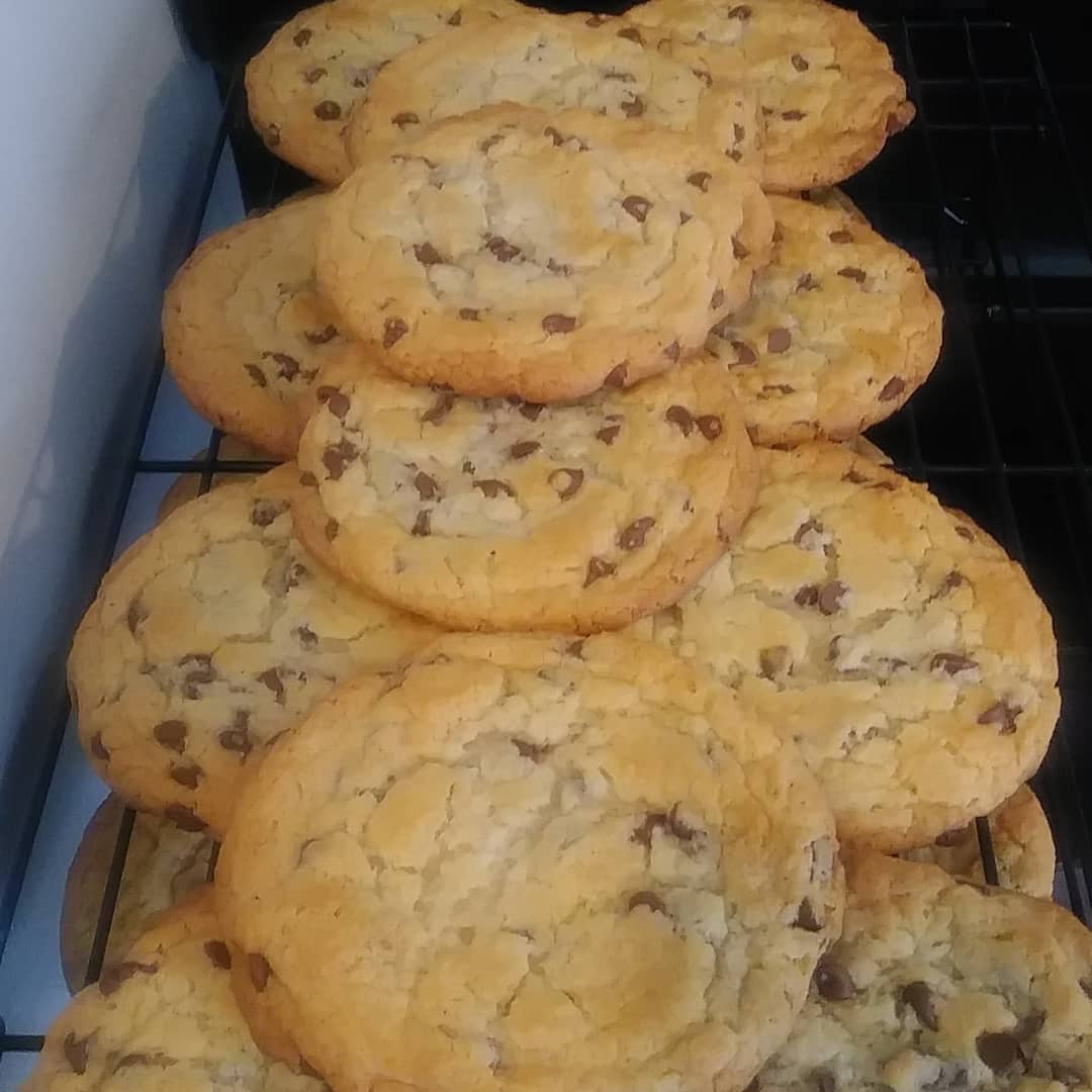 lopez_te6032's tweet photo. Fresh out of the oven. Letting them cool before filling them with ice cream! https://t.co/YDQ1fKq9Gq