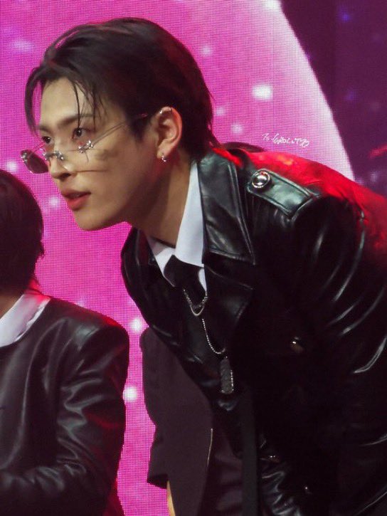 mooonbunny's tweet photo. the power he holds https://t.co/6O3tjh42wi