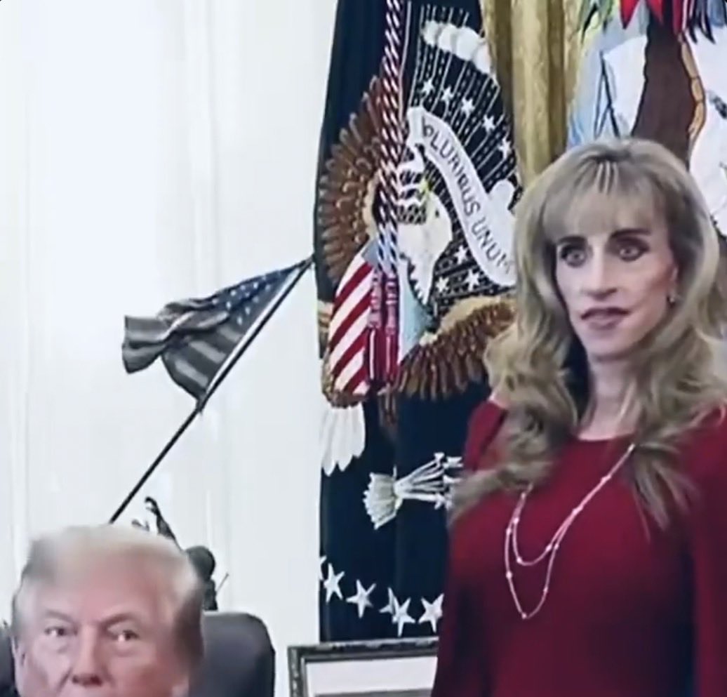 OznToprak's tweet photo. The woman in the photo is Susan Dell.
She is a philanthropist, fashion designer, and the wife of Michael Dell, the founder and CEO of Dell Technologies. The image was taken during an official event in the Oval Office alongside former U.S. President Donald Trump. https://t.co/3nfZ5yVD2h