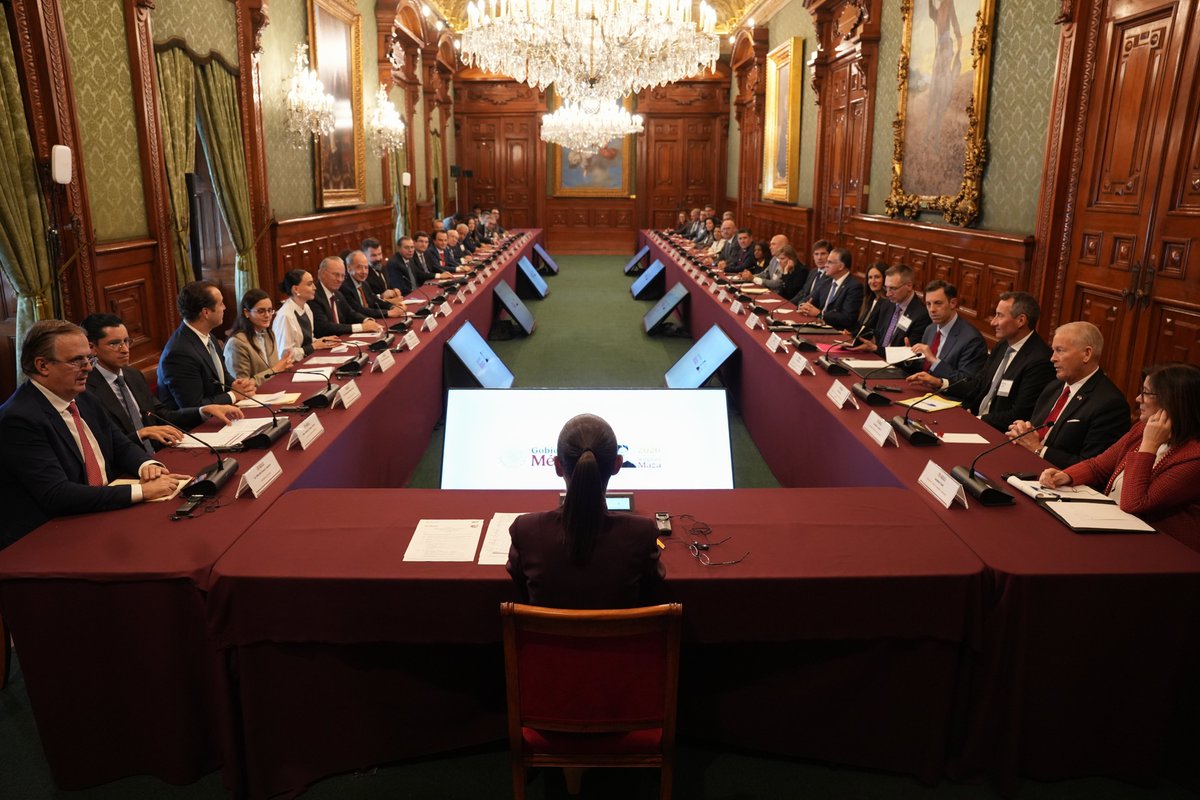 Claudiashein's tweet photo. En Palacio Nacional, recibimos a integrantes de la Cámara de Comercio de Estados Unidos, acompañados por el embajador Ronald Johnson.

Conversamos sobre la confianza en México que asegura la inversión de empresas estadounidenses y la importancia de mantener la relación comercial para el bienestar de ambos países.